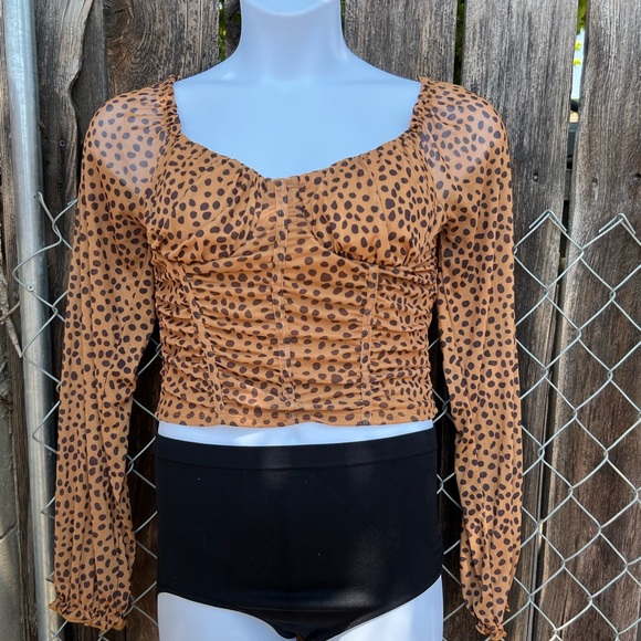 Spunky, cute, and fresh. What else could you ask for? Crop top long sleeve print - Picture 1 of 4